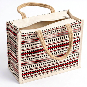 Bolsa de Mano Cuadrada de Lona con Patrón Geométrico Rojo y Negro, Estilo Casual, Uso Promocional, Técnica de Costura - Product Image 1