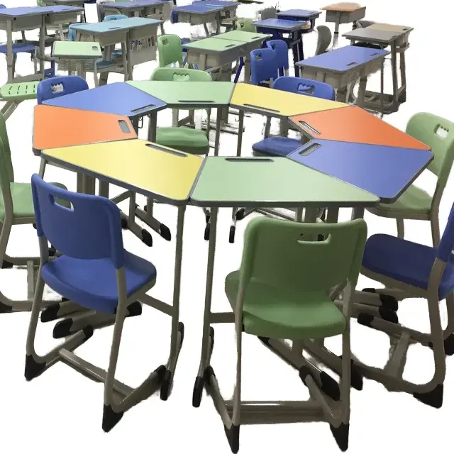 مجموع من الأثاث المدرسي الدائري والمكاتب والكراسي للطلاب لاستخدامهم في الفصول الدراسية