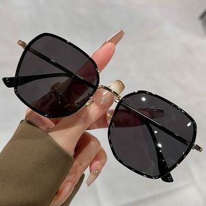 Nouveautés 2026 – Lunettes de soleil vintage en métal pour femme, montures tendance pour toutes les formes de visage, lunettes carrées surdimensionnées, protection UV400 - Product Image 3