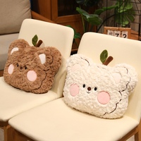 Großhandel Kawaii Lockiges Fell Apfelbär Plüschkissen Niedliches Teddybär-förmiges Kissen für Sofa Schlafzimmer Deko Feiertagsgeschenk
