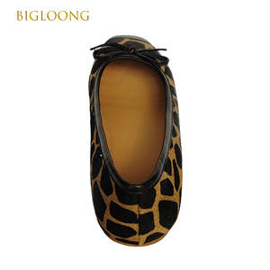 Женские балетки на плоской подошве, удобные танцевальные туфли с принтом жирафа, кожаная отделка с бантом - Product Image 4