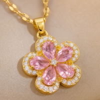 Ensemble collier, boucles d'oreilles et bague en acier inoxydable motif fleur à cinq pétales, tendance, légèrement luxueux, avec micro-incrustations, bijoux de fête
