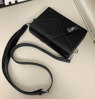 Sac à bandoulière minimaliste en cuir PU avec barre métallique, sac messager fin à rabat pour homme, usage quotidien professionnel