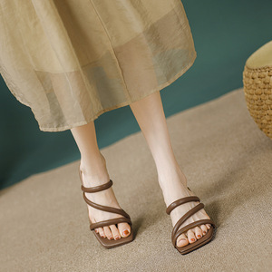 Sandales élégantes à talons carrés, talon bas, à enfiler, couleur unie, en cuir microfibre, tendance estivale, bout ouvert, bride arrière - Product Image 4