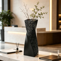 Vase carré torsadé en métal noir ajouré à motif floral pour la décoration moderne de la maison, du bureau ou de la table