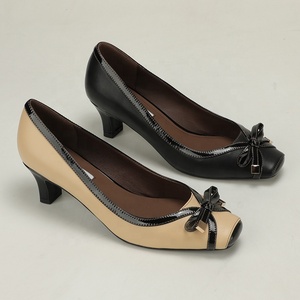 Escarpins de bureau en <span class=keywords><strong>cuir</strong></span> verni bicolore à <span class=keywords><strong>talon</strong></span> chaton avec nœud, talons polyvalents pour tenue décontractée ou professionnelle, escarpins élégants et matures - Product Image 1