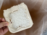Fabricant de colle thermofusible à base d'EVA et de granulés adhésifs thermofusibles en résine de viscosité pour une reliure de livres parfaite à bas prix