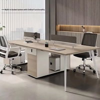 Poste de travail minimaliste moderne pour employés, bureau informatique avec cloison en bois 4 places, ensemble de 4 bureaux et chaises