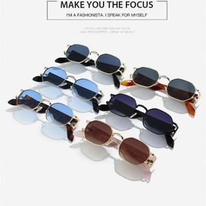 Gafas de Sol Cuadradas de Metal Retro Modernas 2025 con Logotipo Personalizado para Hombre y Mujer, Gafas de Sol Poligonales con Marco Pequeño de Aleación y Protección UV400 - Product Image 3