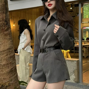 Set Due Pezzi Unico e Squisito per l'Inizio dell'Autunno: Blazer e Shorts Aderenti Stile Sofisticato da Donna d'Affari - Product Image 1