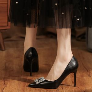 9888L-082 Zapatos de Tacón de Aguja con Punta Puntiaguda y Pedrería, Elegantes y a la Moda para Mujer, Forro de Microfibra para Oficina y Uso Diario - Product Image 4