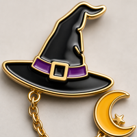 Broche émaillée souple Chapeau de sorcière d'Halloween, Pendentif lune, Chaîne dorée, Bijoux fantaisie, Badges en gros, Fabrication OEM personnalisée