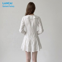 Fabricant de vêtements sur mesure OEM ODM, robe courte en lin et coton pour femmes avec col en V à volants et jupe à volants pour un usage décontracté