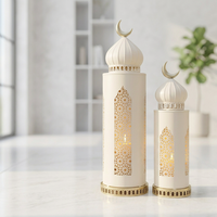 Dernières décorations de Ramadan pour la maison : lanternes à bougies en métal beige et or avec un dessus en forme de croissant de lune, design moderne fait main