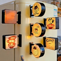 Aimant de réfrigérateur lumineux créatif de la série Miniature Cat Cafe, avec fonction de panneau lumineux, vente en gros d'aimants de réfrigérateur
