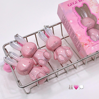 Gros lapin poudre lèvres crème rouge à lèvres Cosmétique surface mate délicate apparaît blanc et couleur Cosmétique