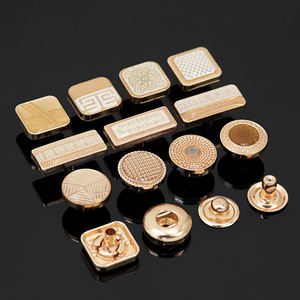 Thobe Abaya Árabe Dorado de Manga Larga con Logotipo Personalizado, Diseños Elegantes, Cierre de Cuatro Botones a Presión - Product Image 1