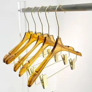 Бесплатный Пользовательский логотип прозрачная пластиковая акриловая Вешалка хромированная Золотая зажим для пальто брюки желтая прозрачная акриловая вешалка для одежды