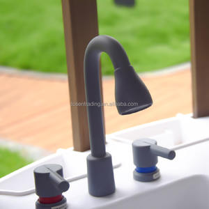 Maisonnette de jeu extérieure en bois avec toit en plastique, porte rouge, comptoir de cuisine, jardinières et aiguille d'venteille pour les jeux d'imitation des enfants dans le jardin - Product Image 2