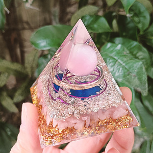 Pyramide en résine époxy avec cristaux, ornement de bureau, décoration d'aquarium, cadeau, nouveau cristal rose œil de chat - Product Image 3