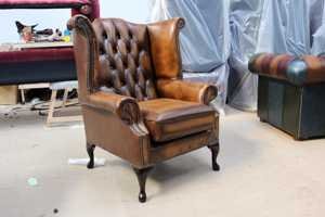 Fauteuil Chesterfield classique en cuir marron à dossier haut capitonné pour la maison - Product Image 2