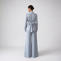 Ensemble tailleur 2 pièces en satin bleu clair pour femme : Blazer à revers avec boutons perlés et ceinture, et pantalon taille haute à jambes larges pour le bureau