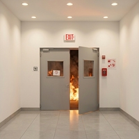 Porte coupe-feu en acier thermolaqué isolée contre la fumée, taille personnalisable pour projets de complexes commerciaux