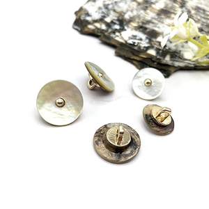 Nút may ngọc trai tự nhiên nguyên chất đơn giản với thân kim loại vàng dính - Product Image 2