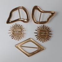 Hebilla de Metal Versátil Personalizada al por Mayor, Hebilla de Aleación de Zinc con Forma de Concha, Hebilla de Barra Chapada en Oro para Trajes de Baño, Bufandas y Ropa