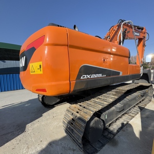 Excavatrice Doosan DX225LC de 22 tonnes, moteur Isuzu, faible nombre d'heures, modèle 2024, composant principal de la pompe pour les projets de terrassement en carrière - Product Image 1