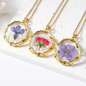 Ручной работы сухие цветы ювелирные изделия из смолы прессованный цветок очарование ожерелье позолоченный нерегулярный кулон натуральный сушеный цветок ожерелье - Product Image 3