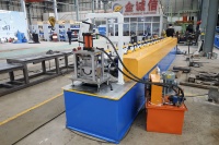 Machine de formage à rouleaux pour gouttières demi-circulaires, pour la production de gouttières de toiture et de descentes d'eau pour systèmes de récupération des eaux pluviales