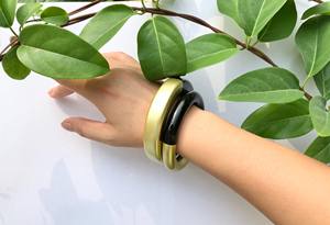 Brazalete Artesanal Vietnamita Minh Giang Craft, Hecho a Mano por Artesanos, de Cuerno de Búfalo Natural Pulido - Product Image 6