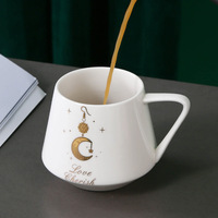 Tasse à café en céramique de luxe en porcelaine avec couvercle et cuillère pour le thé de l'après-midi en couple