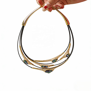 قلادة بيلا فيفا متعددة الطبقات بتصميم هندسي مطلية بالذهب من النحاس النقي للاستخدام اليومي والمناسبات - Product Image 3