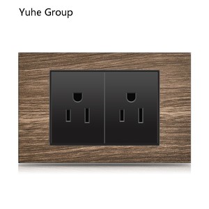 Prise murale tout-en-un six trous, norme américaine, en aluminium brossé noir, avec alimentation USB intégrée. - Product Image 2