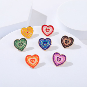 Per la <span class=keywords><strong>serie</strong></span> <span class=keywords><strong>amore</strong></span> spilla in lega creativa arcobaleno gradiente a forma di cuore perni di smalto in metallo artigianato accessori all'ingrosso - Product Image 1