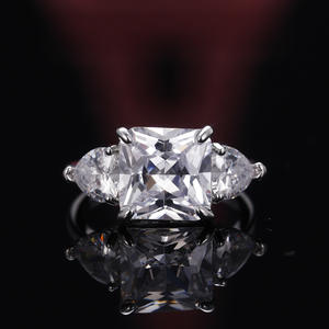 Anello F1415 in moissanite con taglio princess, anello di fidanzamento classico a tre pietre per donna, montatura a griffe, design geometrico - Product Image 6