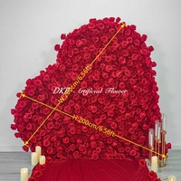 Dinding Bunga Berbentuk Hati dengan Desain Mawar Merah Buatan yang Sedang Tren untuk Dekorasi Latar Belakang Pesta Pertunangan Hari Valentine