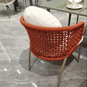 Ensemble de jardin : Chaise d'extérieur avec coussin blanc, design contemporain, structure métallique résistante aux intempéries, idéale pour patio, mariages et banquets - Product Image 2
