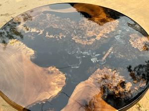 Mesa de centro de resina con forma redonda, tablero de madera maciza y base de metal dorado. Precio al por mayor, contacte ahora. - Product Image 5