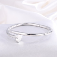 Bracelet ODM Cœur Tendance pour Femme, Cinq Fleurs, Design Original, en Acier Inoxydable, Résistant à la Décoloration, Étanche, Bracelet Clou pour Femme