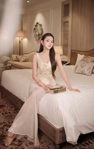 Robe longue élégante en mousseline de soie à col en V et peplum pour femme, avec appliques florales 3D, idéale pour les soirées et les fêtes formelles, vente en gros, OEM - Product Image 3