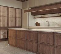 Ensemble d'armoires de cuisine en bois rustique Vermonhouzz, style ferme, sans poignées, placage bois naturel, avec grand îlot central