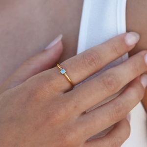 Bague de mariage personnalisée en acier inoxydable 316L, design minimaliste, plaqué or rose, sertie de CZ vert, bleu et blanc pour femme - Product Image 2