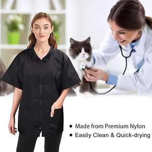 Blouse <span class=keywords><strong>de</strong></span> travail imperméable en polyester à manches courtes sans col pour femmes, idéale pour salons <span class=keywords><strong>de</strong></span> coiffure et instituts <span class=keywords><strong>de</strong></span> beauté, personnalisable avec logo - Product Image 5