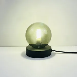 Lampada da tavolo a Led decorativa da comodino per camera da letto dell'hotel in plastica bianca postmoderna svedese personalizzata