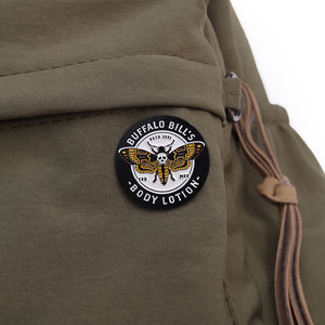 دبوس معدني مطلي بالمينا من مسلسل 'صمت الخراف' الأمريكي، شارة ظهر معدنية بتصميم غريماس موث المرعب، إكسسوار ملابس وهدية - Product Image 3