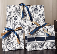 Sac de shopping en papier kraft de luxe personnalisé avec des accessoires en ruban artisanal traditionnel pour la vente au détail et l'utilisation de bougies