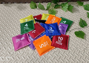 Il cornhole pieghevole per calcio esterno personalizzato può lanciare un sacco di fagioli per adulti con sacchetti di fagioli - Product Image 5